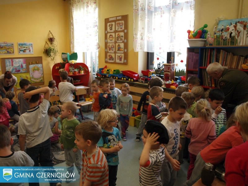 Obchody Dnia Flagi Polskiej oraz Narodowego Święta Konstytucji 3 Maja - dzieci w przedszkolu w Międzybrodziu Bialskim