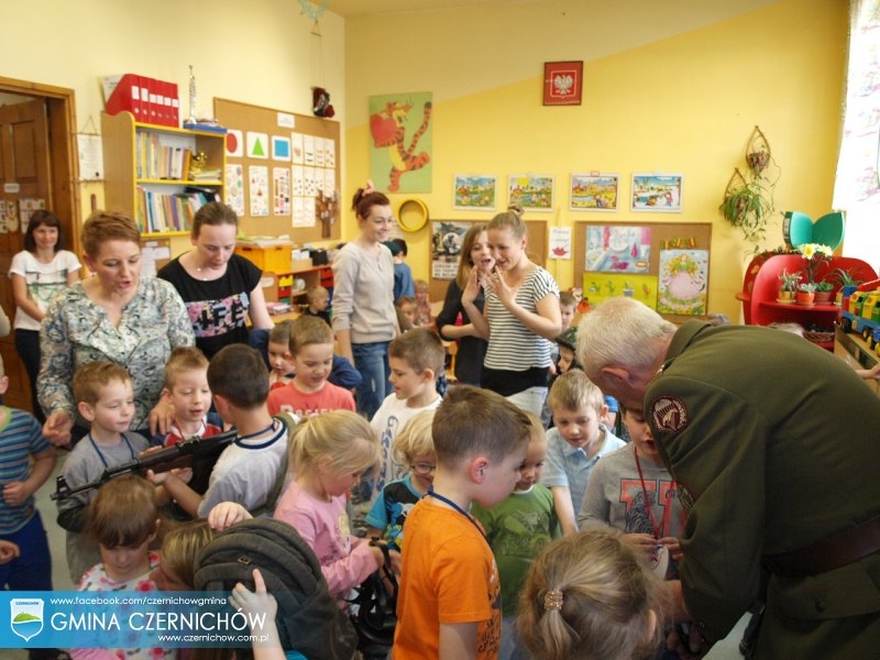 Obchody Dnia Flagi Polskiej oraz Narodowego Święta Konstytucji 3 Maja - dzieci w przedszkolu w Międzybrodziu Bialskim