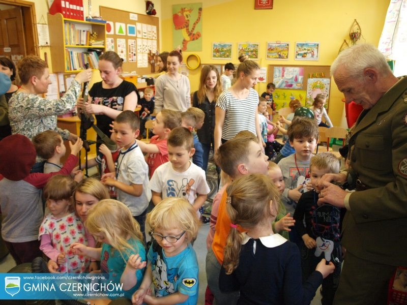 Obchody Dnia Flagi Polskiej oraz Narodowego Święta Konstytucji 3 Maja - dzieci w przedszkolu w Międzybrodziu Bialskim