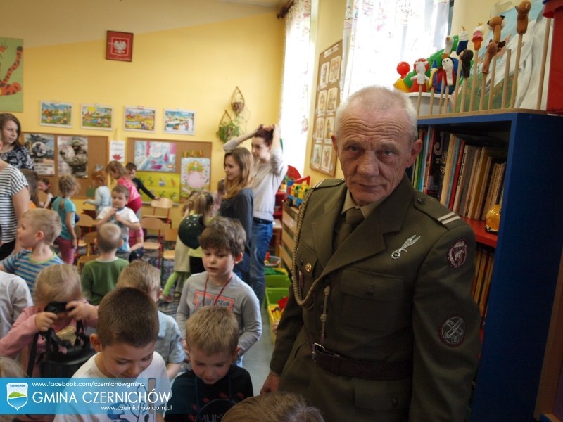 Obchody Dnia Flagi Polskiej oraz Narodowego Święta Konstytucji 3 Maja - dzieci w przedszkolu w Międzybrodziu Bialskim