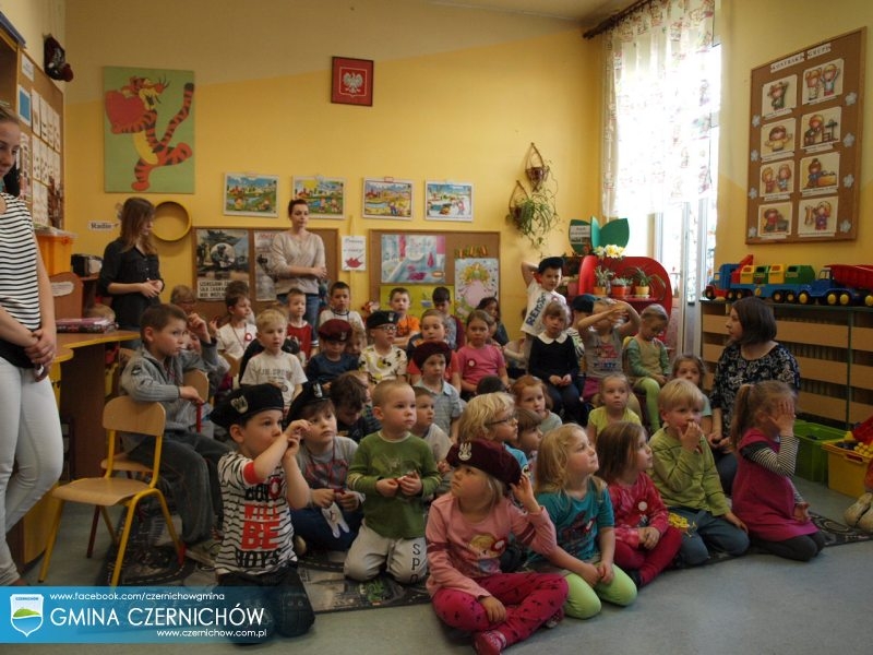 Obchody Dnia Flagi Polskiej oraz Narodowego Święta Konstytucji 3 Maja - dzieci w przedszkolu w Międzybrodziu Bialskim