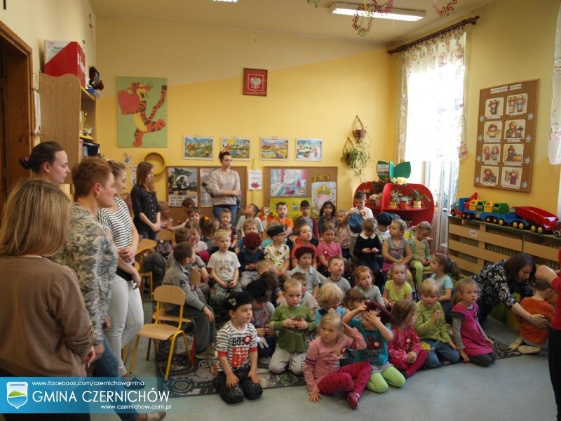 Obchody Dnia Flagi Polskiej oraz Narodowego Święta Konstytucji 3 Maja - dzieci w przedszkolu w Międzybrodziu Bialskim