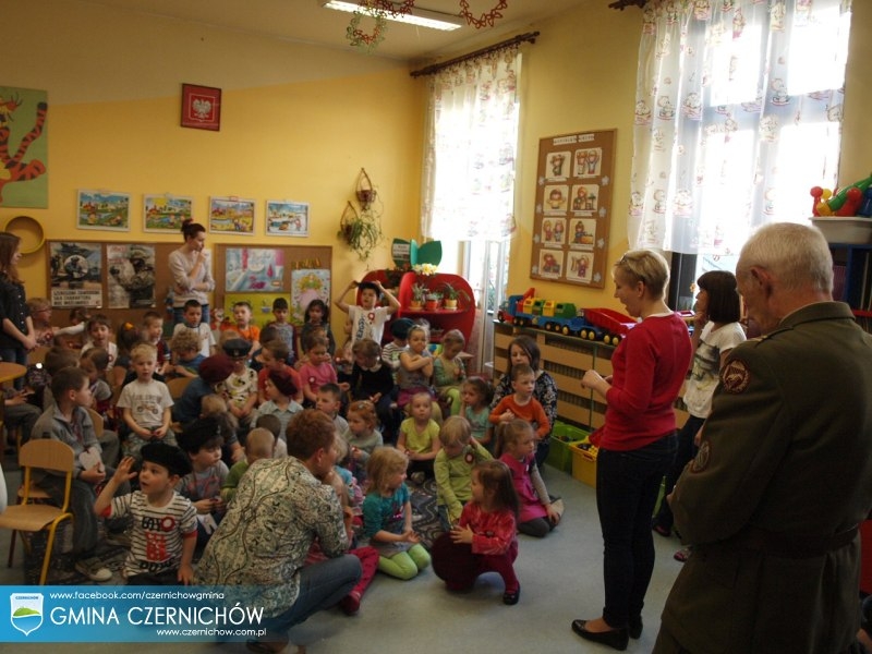 Obchody Dnia Flagi Polskiej oraz Narodowego Święta Konstytucji 3 Maja - dzieci w przedszkolu w Międzybrodziu Bialskim