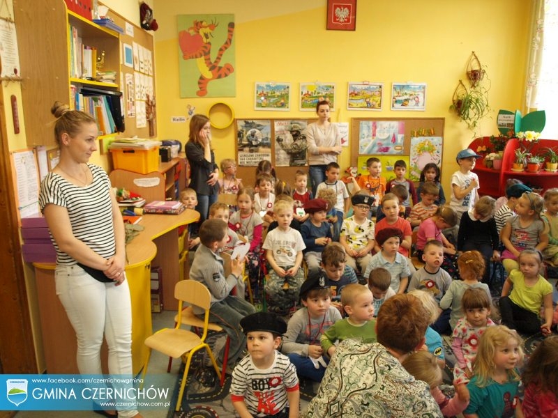Obchody Dnia Flagi Polskiej oraz Narodowego Święta Konstytucji 3 Maja - dzieci w przedszkolu w Międzybrodziu Bialskim