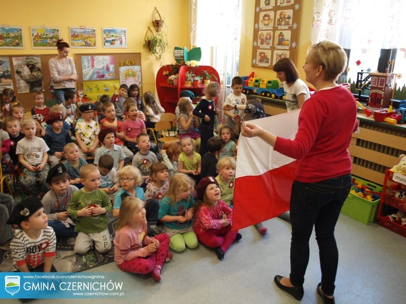 Obchody Dnia Flagi Polskiej oraz Narodowego Święta Konstytucji 3 Maja - dzieci w przedszkolu w Międzybrodziu Bialskim