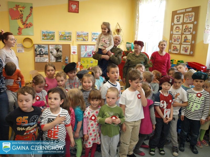 Obchody Dnia Flagi Polskiej oraz Narodowego Święta Konstytucji 3 Maja - dzieci w przedszkolu w Międzybrodziu Bialskim