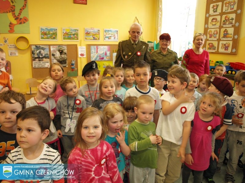 Obchody Dnia Flagi Polskiej oraz Narodowego Święta Konstytucji 3 Maja - dzieci w przedszkolu w Międzybrodziu Bialskim