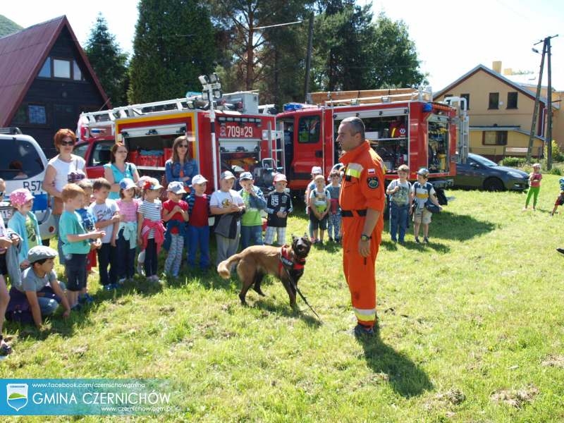 Spotkanie dzieci z ratownikami wodnymi i strażakami