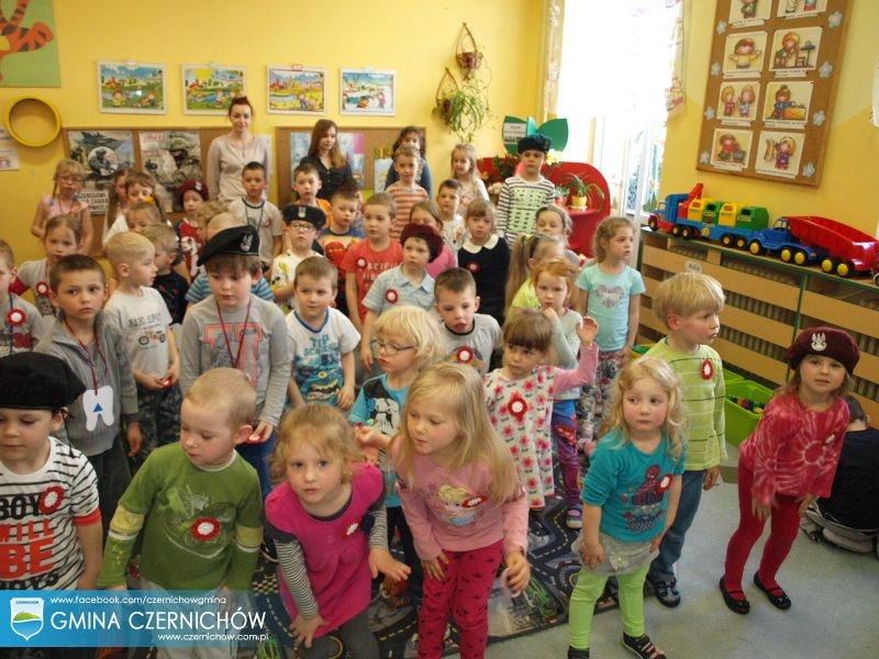 Obchody Dnia Flagi Polskiej oraz Narodowego Święta Konstytucji 3 Maja - dzieci w przedszkolu w Międzybrodziu Bialskim