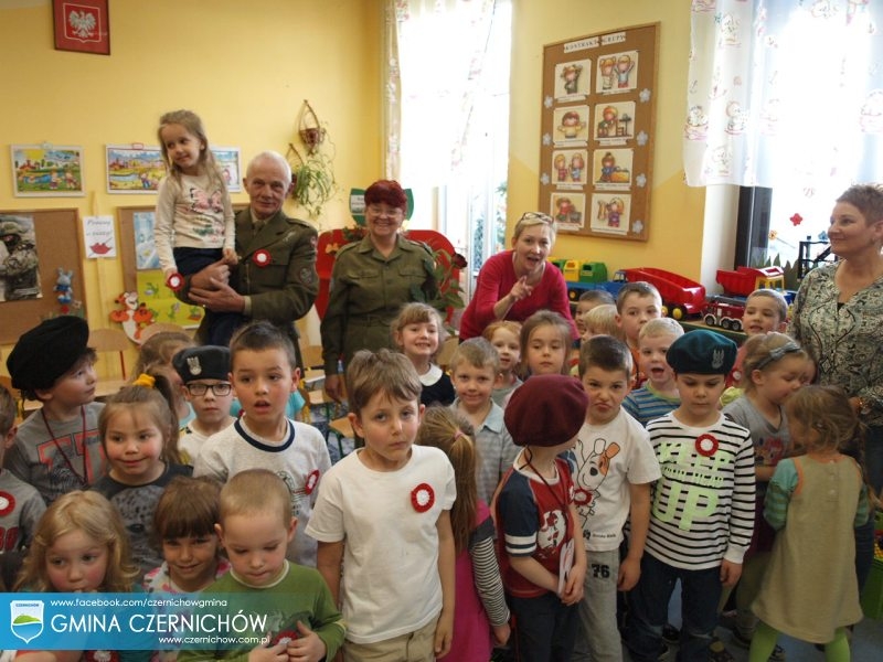 Obchody Dnia Flagi Polskiej oraz Narodowego Święta Konstytucji 3 Maja - dzieci w przedszkolu w Międzybrodziu Bialskim