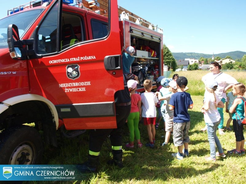 Spotkanie dzieci z ratownikami wodnymi i strażakami