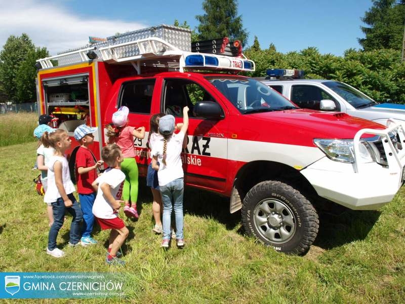 Spotkanie dzieci z ratownikami wodnymi i strażakami